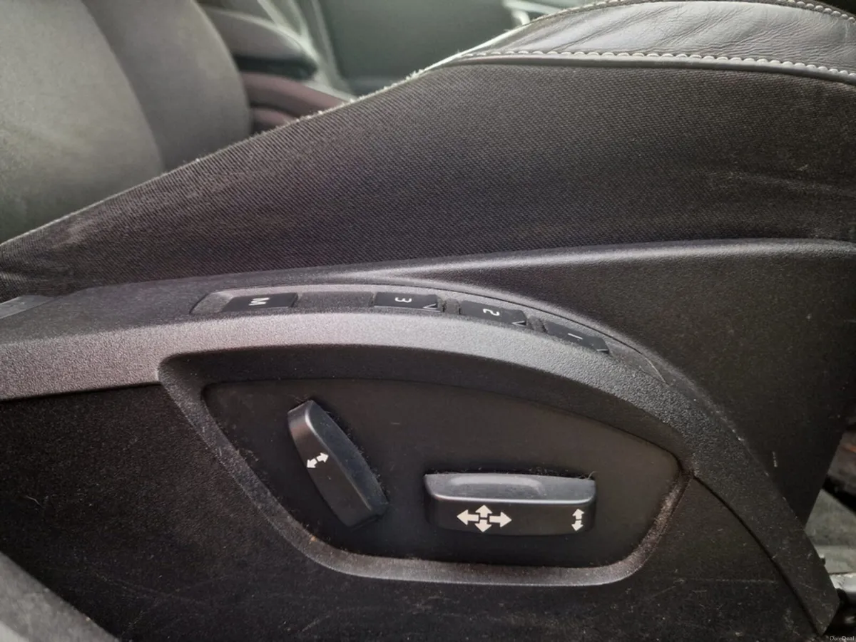 Volvo V40 LEATHER, HIGH SPEC, AUTO 40 SERIES 525 - Image 4