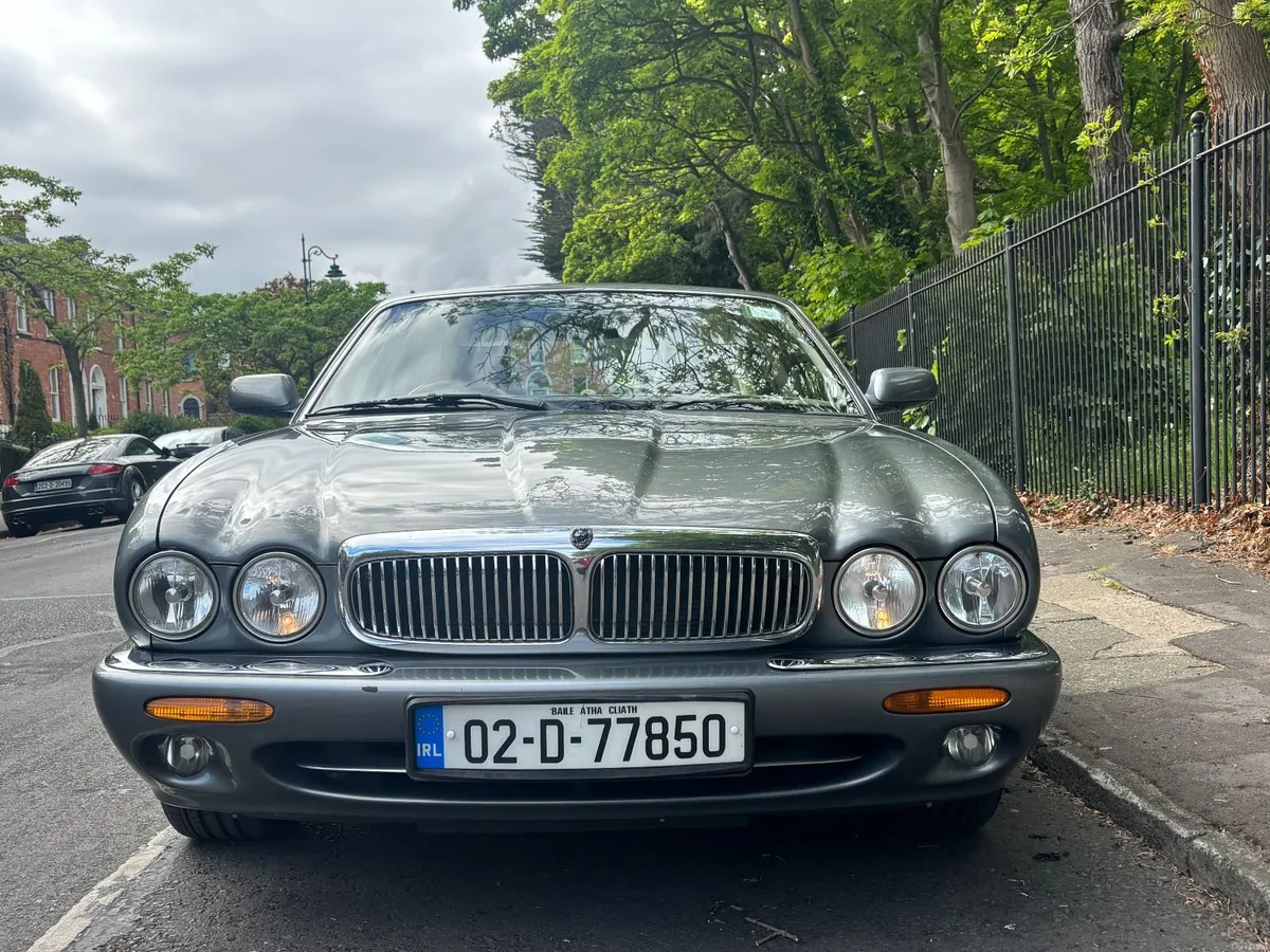 Jaguar XJ8 SE - Rare Car with large history - Image 4