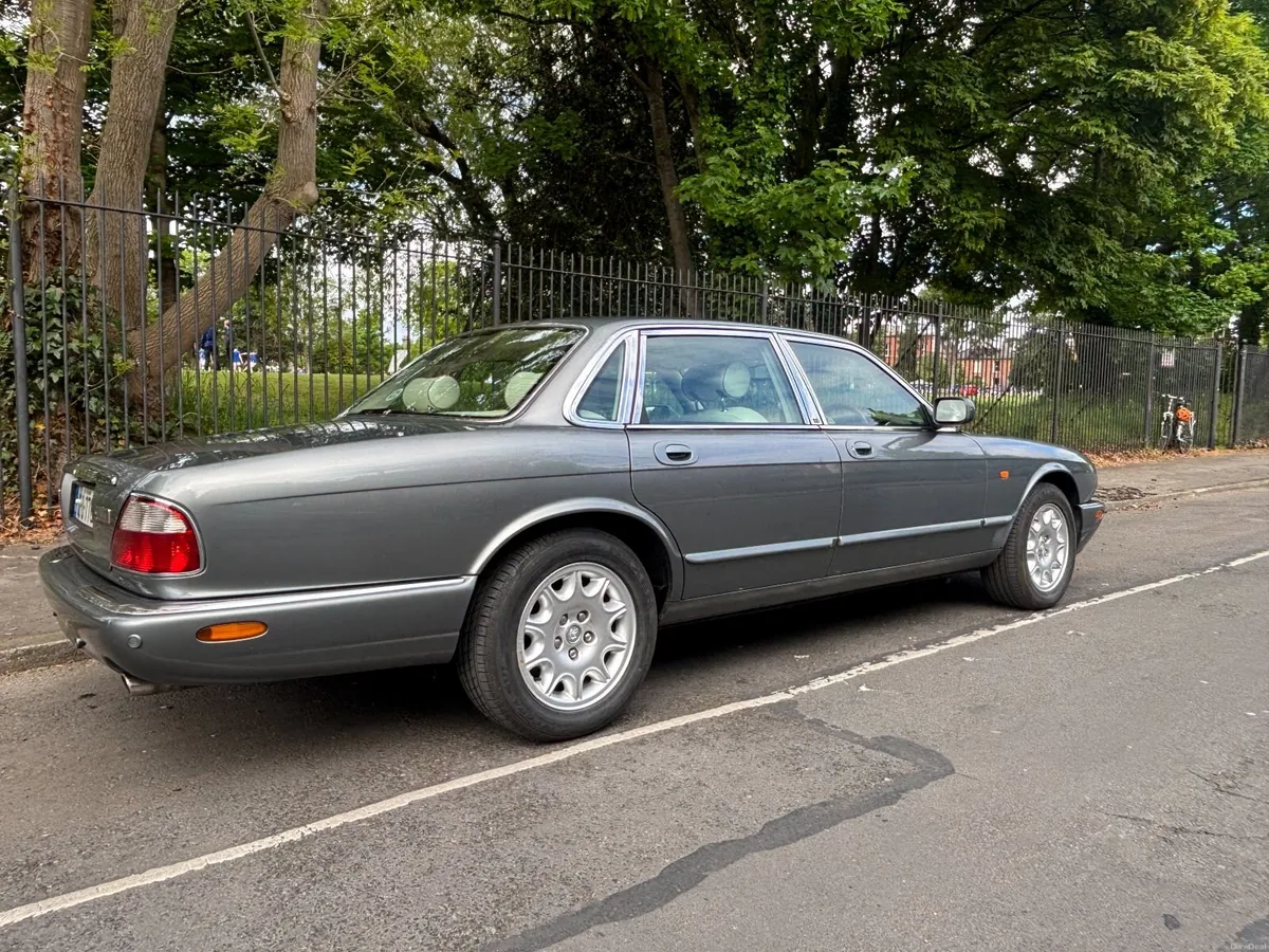 Jaguar XJ8 SE - Rare Car with large history - Image 5