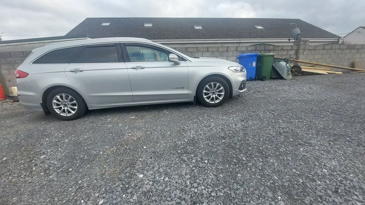 immaculate Ford Mondeo 2021 - Image 4