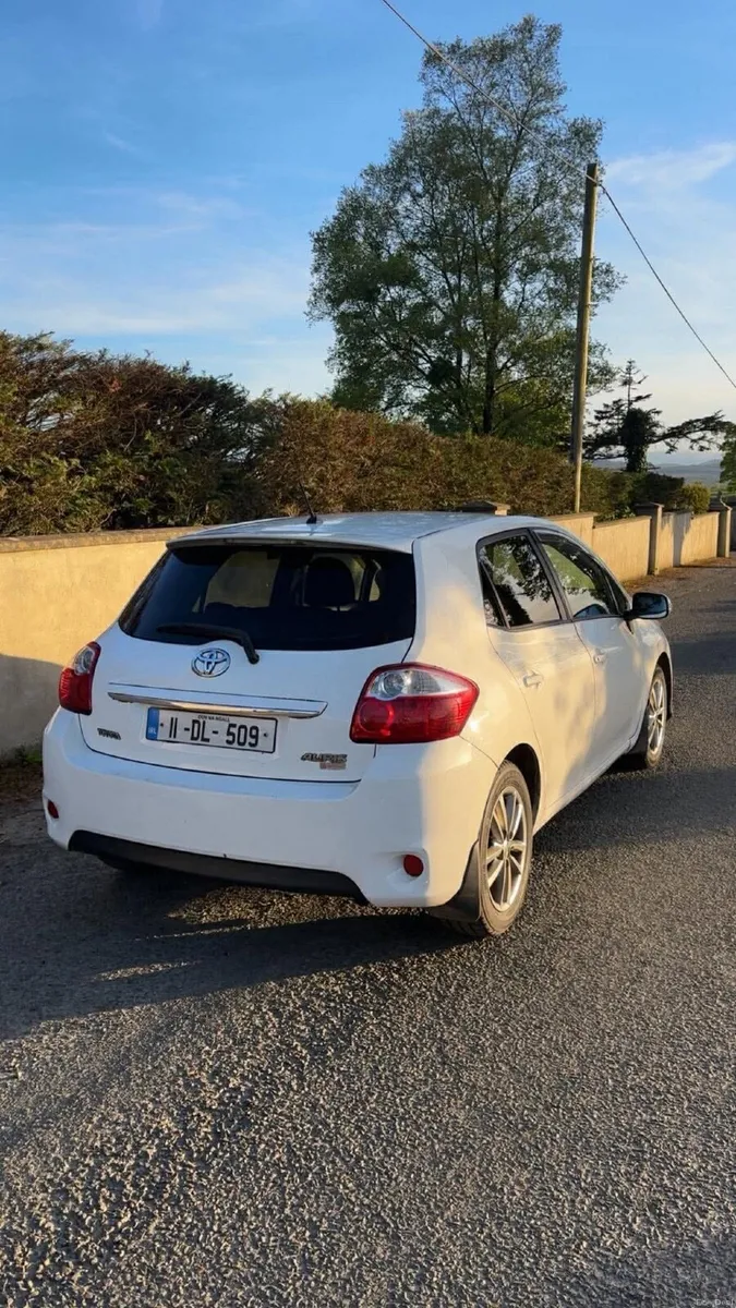 Toyota Auris 2011 - Image 2