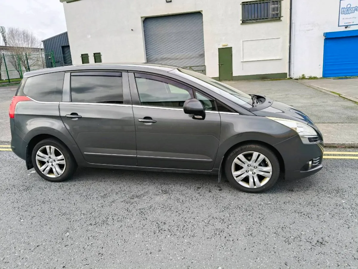 Peugeot 5008. 2013 - Image 1