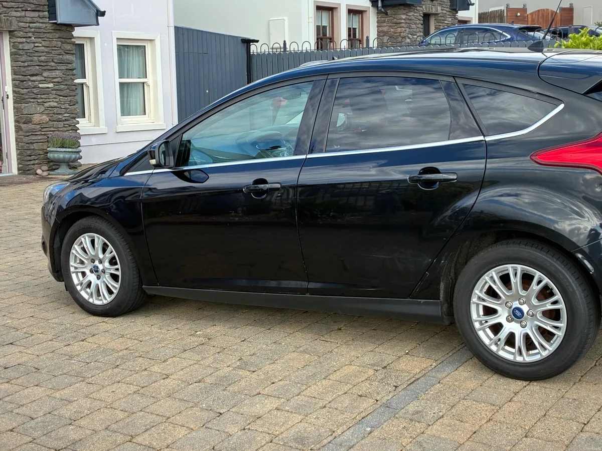 Ford Focus 2011 - Image 2
