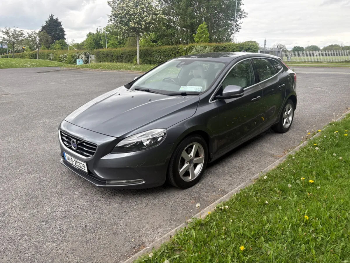Volvo V40 D2 SE 5DR - Image 2