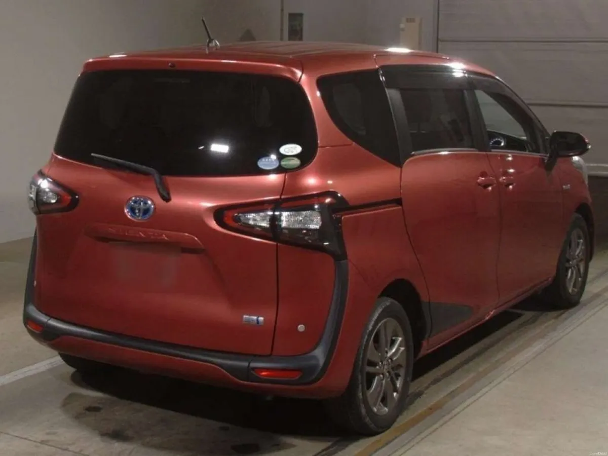 Toyota Sienta 1.5 HYBRID 7 SEATER - POWER SLIDING - Image 2