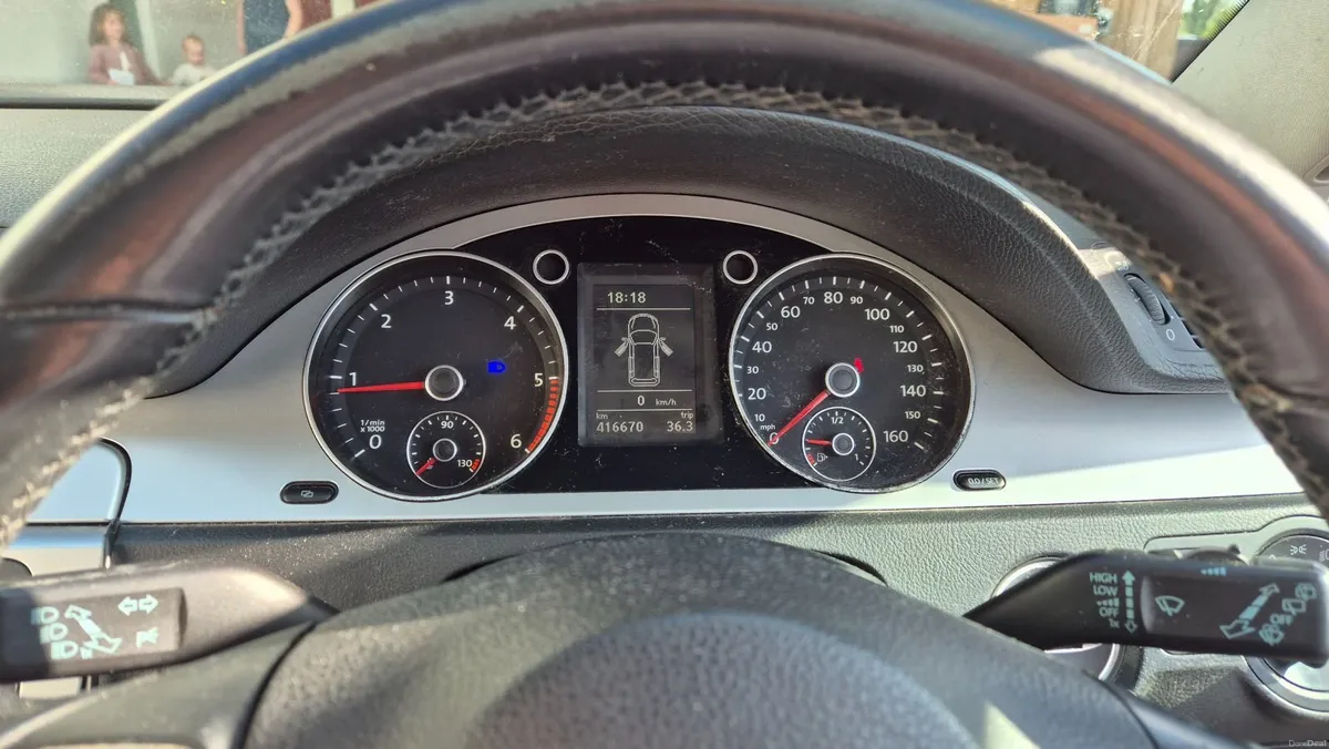 Volkswagen Passat 2010 - Image 2