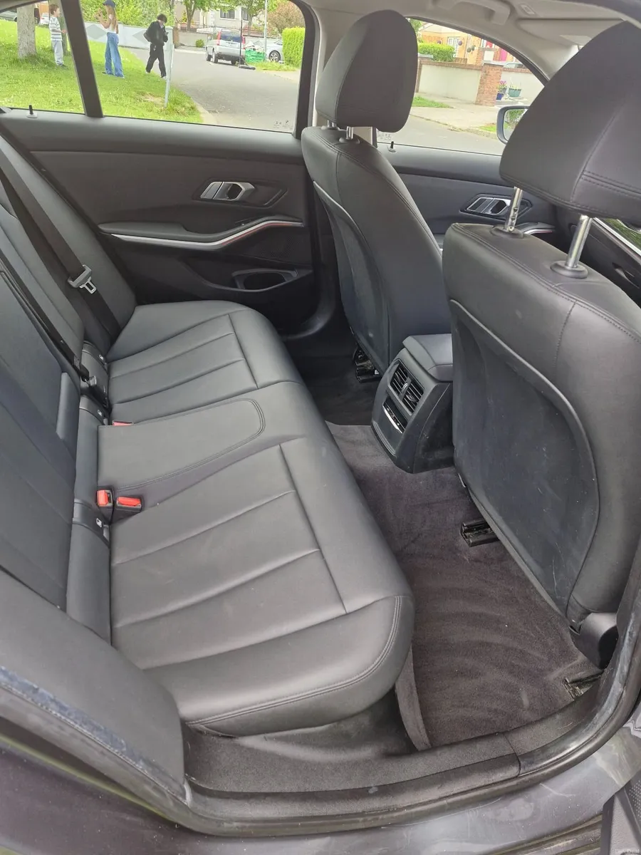 BMW 3-Series 2019 - Image 2