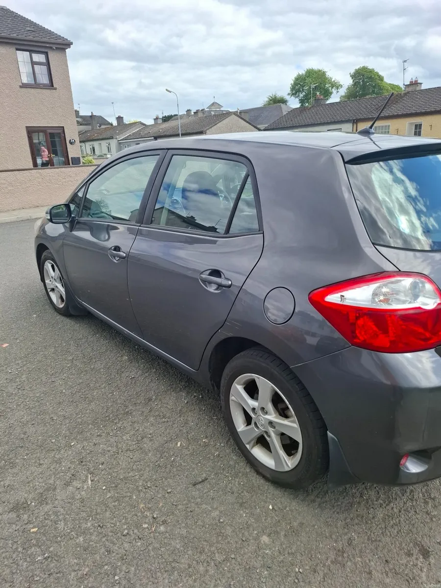 Toyota Auris 2011 - Image 2