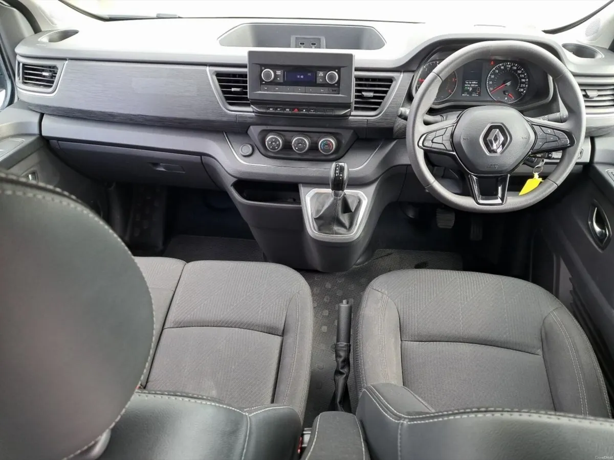 Renault Trafic TRAFIC RED - COMBI FWD E6 - L2 AUTO - Image 4