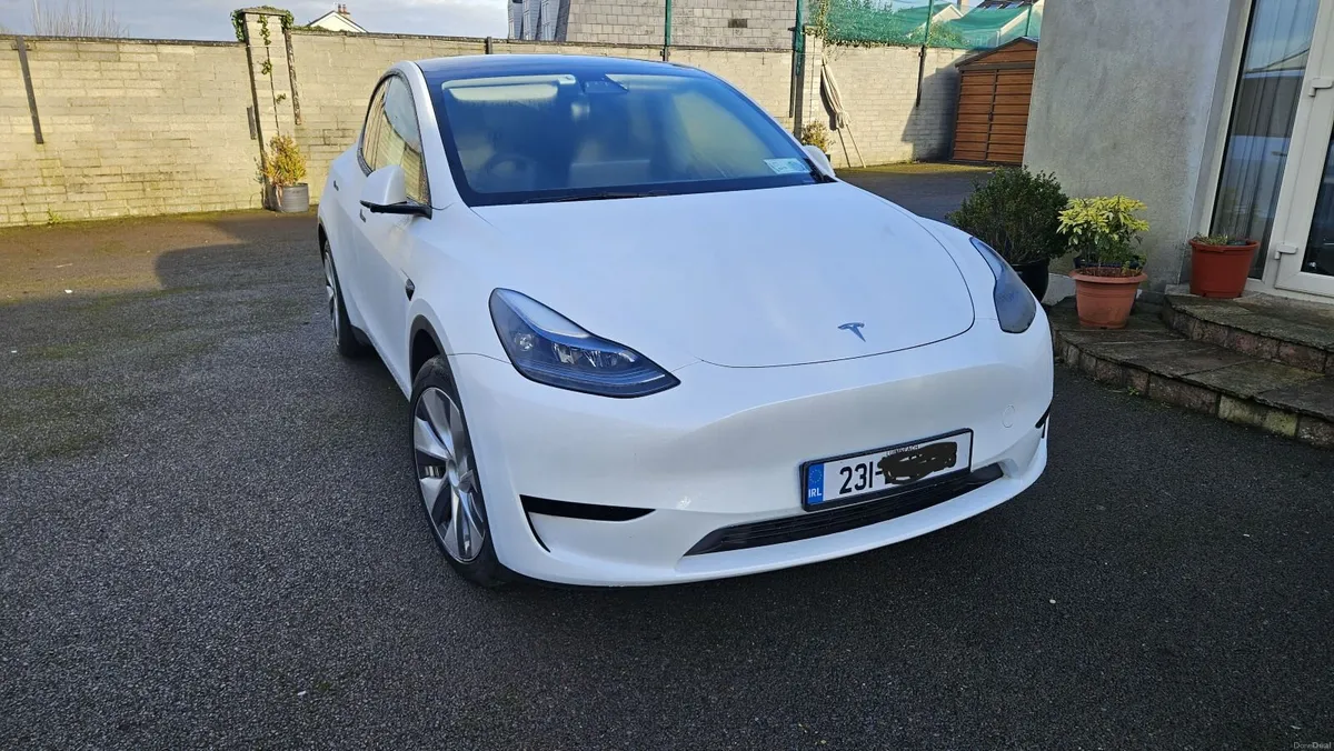 Tesla Model Y 2023 - Image 2