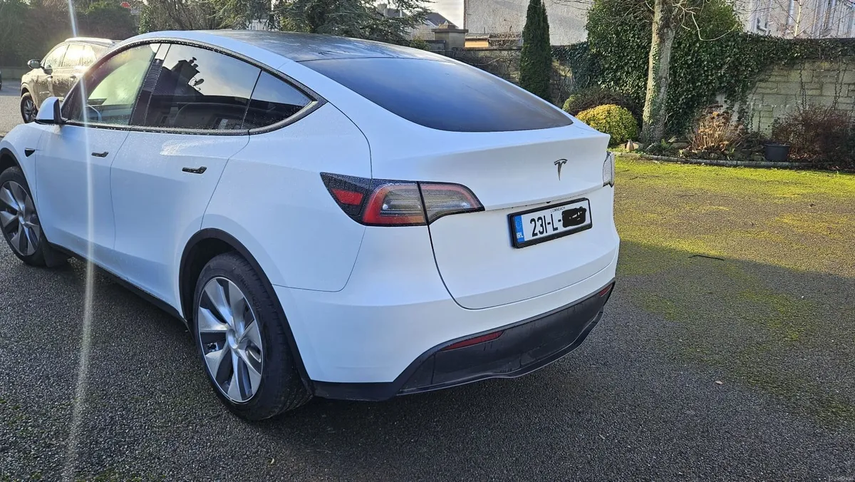 Tesla Model Y 2023 - Image 3