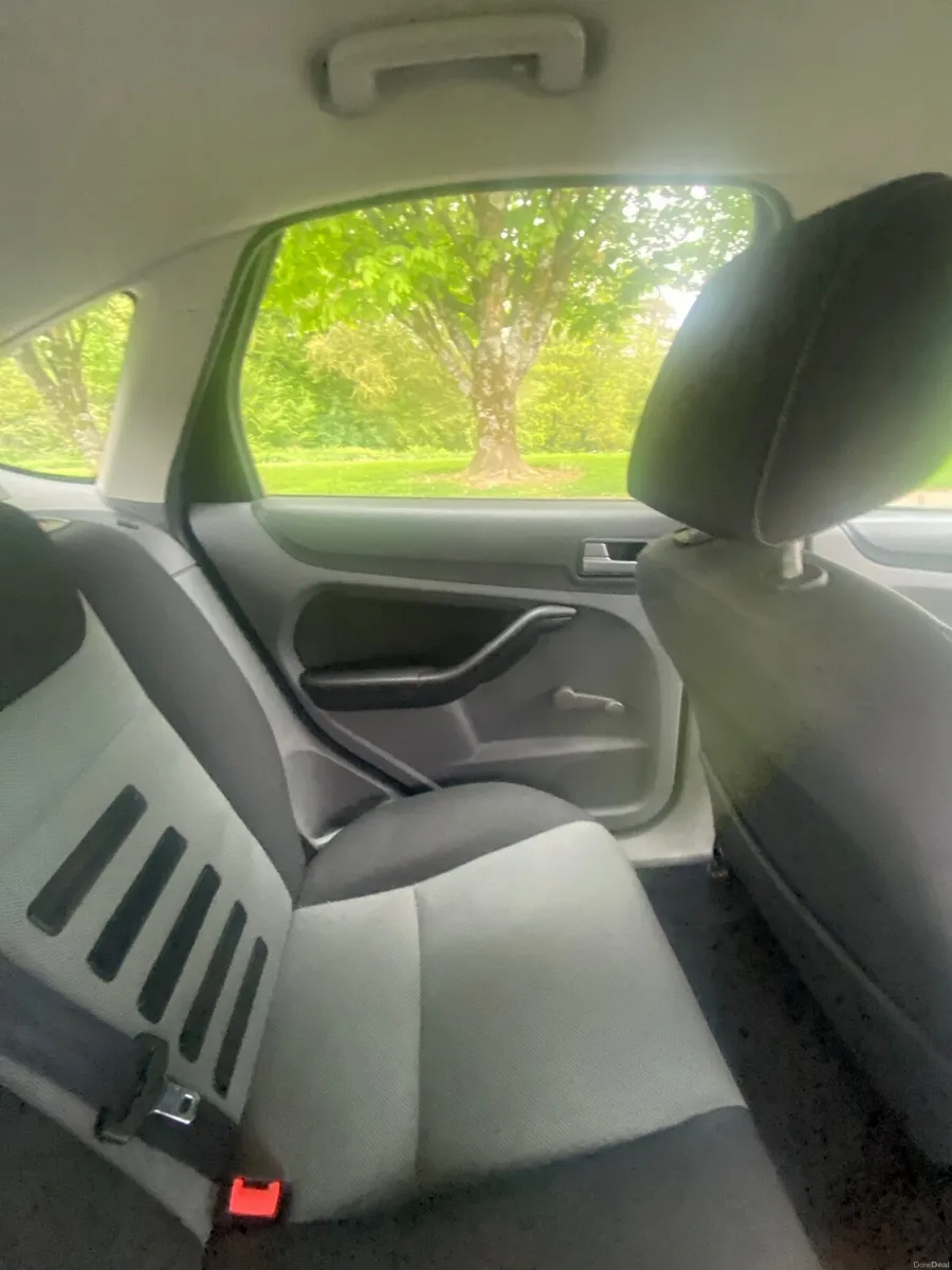 Ford Focus 2010 - Image 2