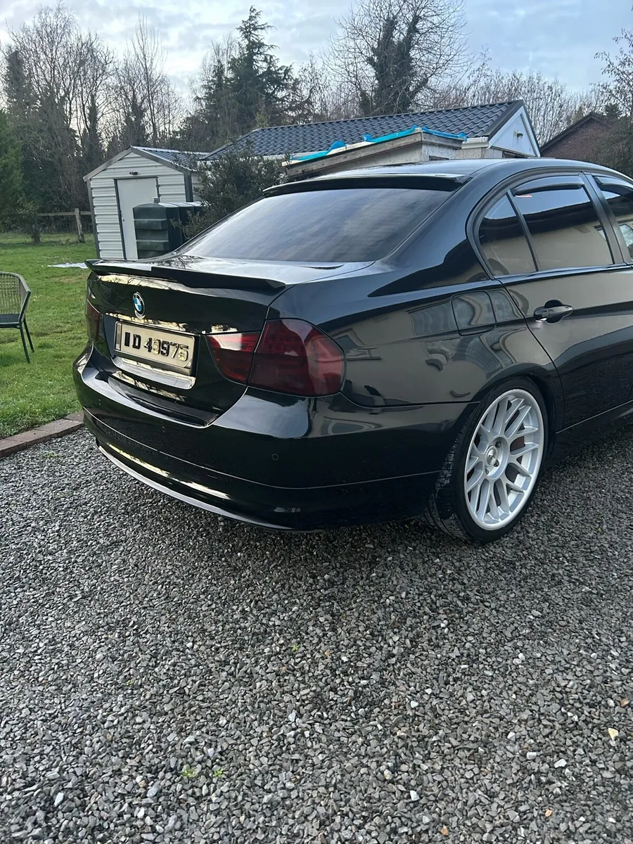 BMW e90 2011 - Image 2