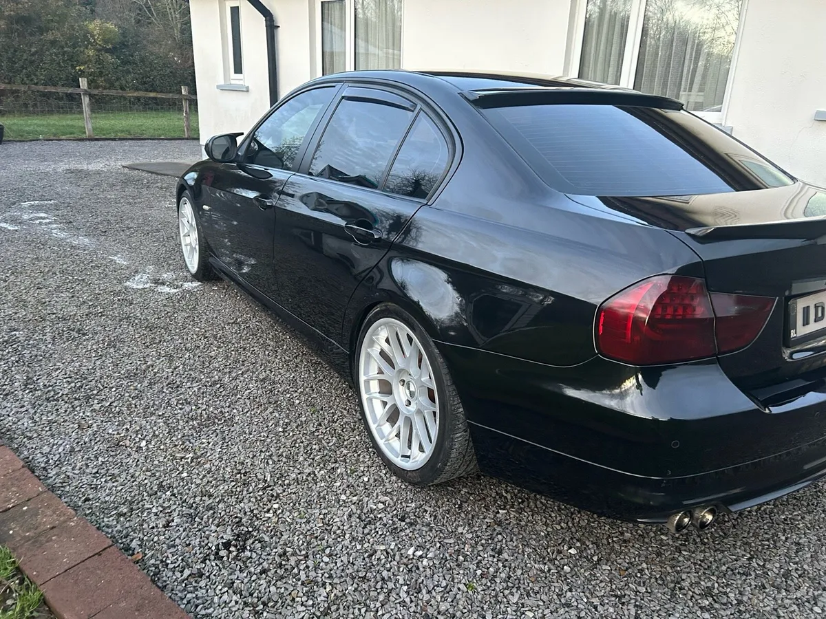 BMW e90 2011 - Image 4
