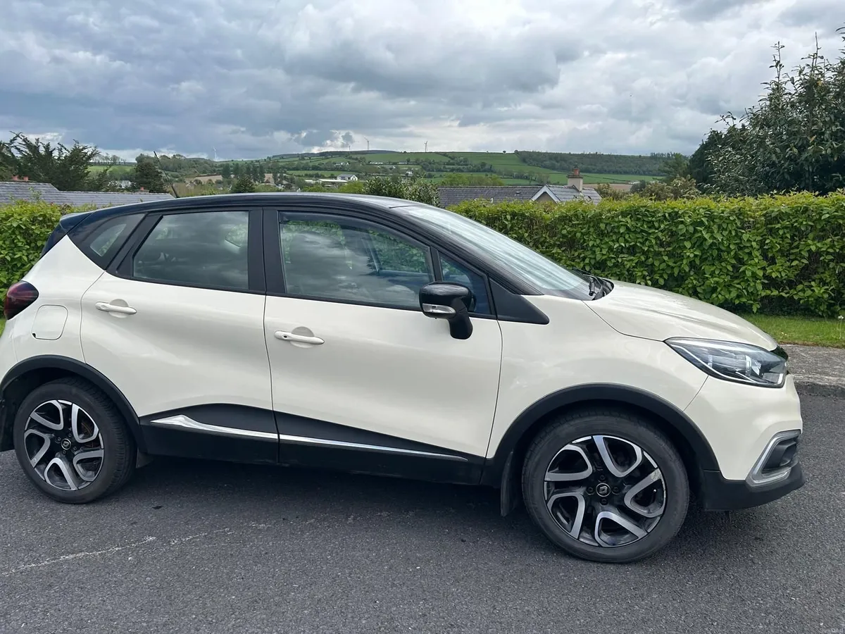 Renault Captur Dynamique DCI 90 5 Door - Image 2