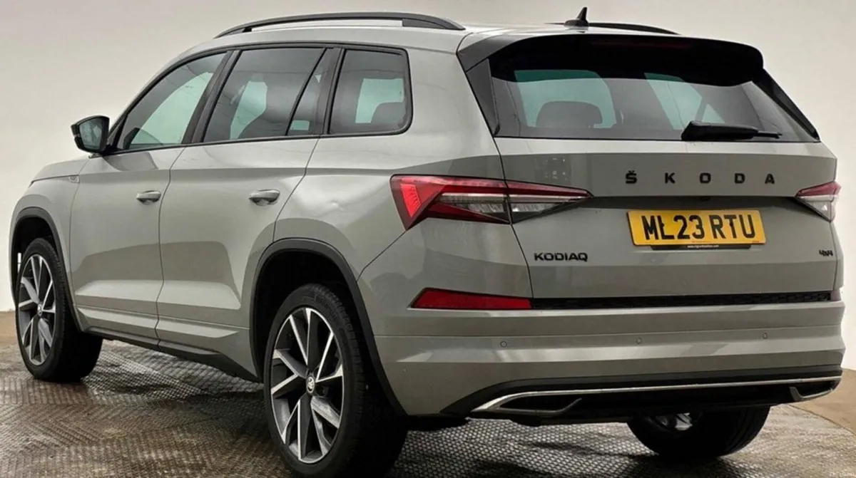 2.0 TDI SportLine SUV 5dr Diesel DSG 4WD Euro 6 (s - Image 3