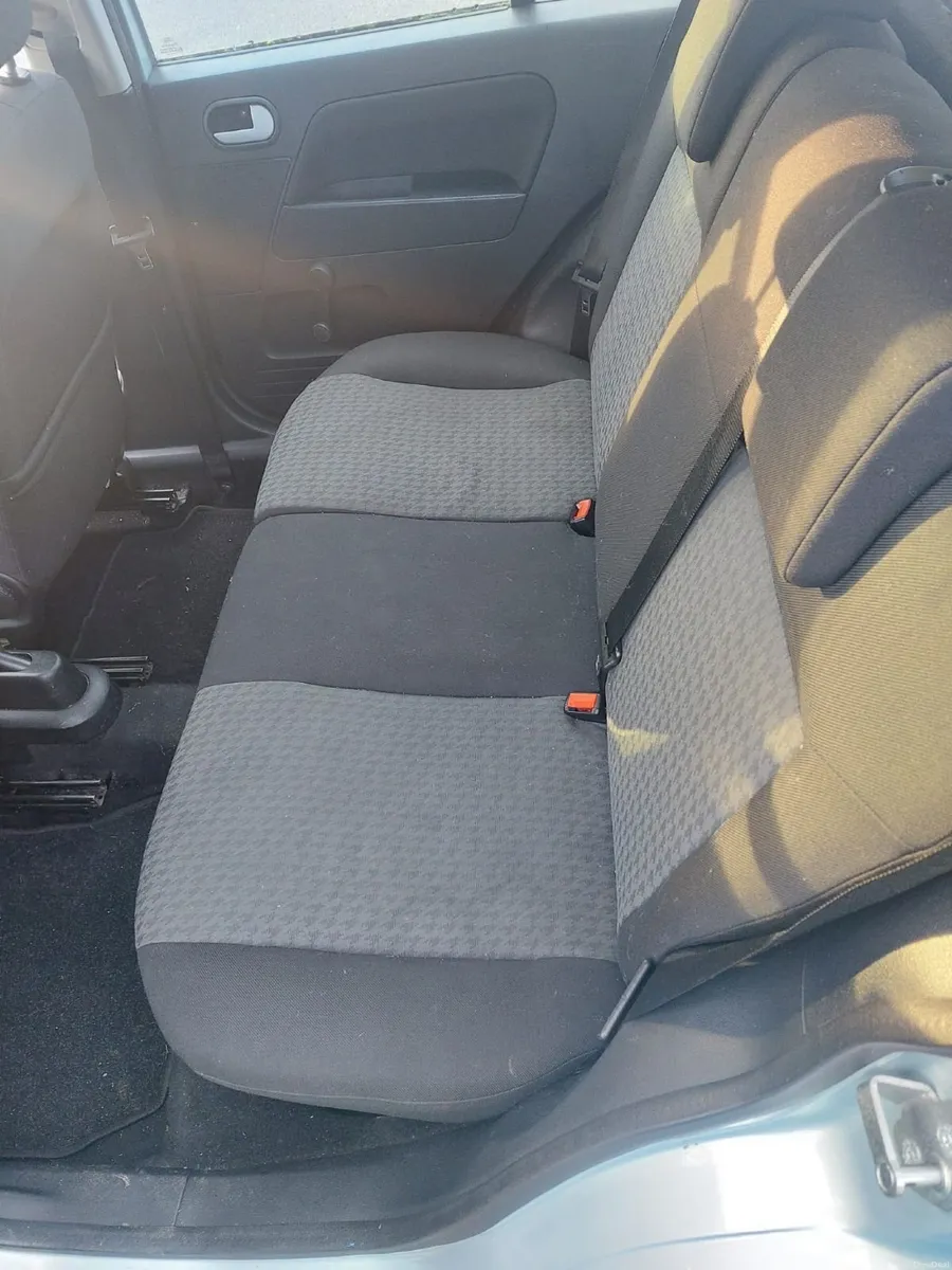 Ford Fusion 2004 - Image 2