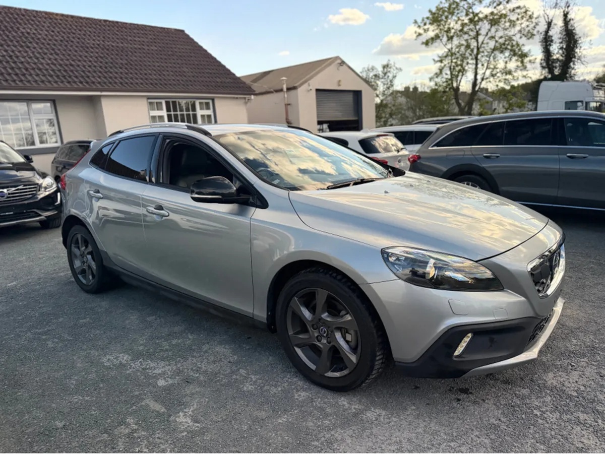Volvo V40 2.0 D4 CROSS COUNTRY SE LUXURY DIESEL 19 - Image 3