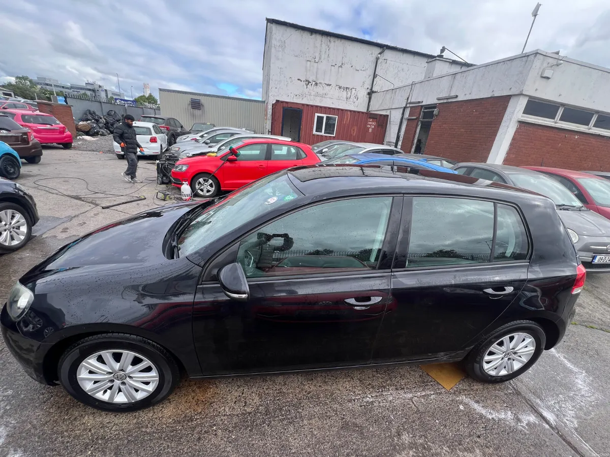 Volkswagen Golf 2013 Automatic/ only 67k km. - Image 4