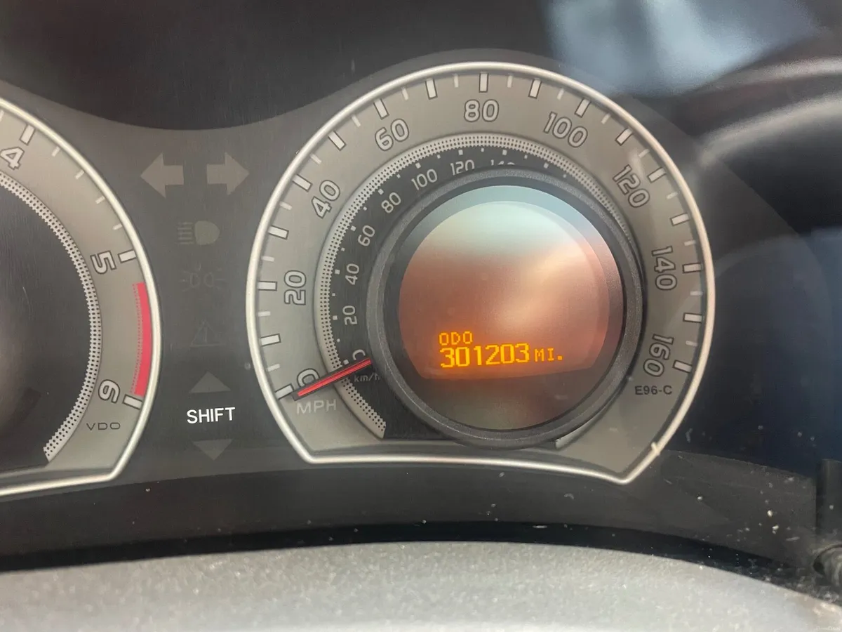 Toyota Auris 2009 - Image 2
