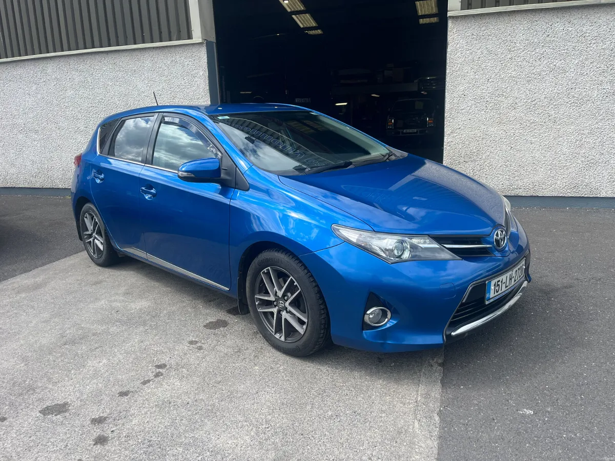 Toyota Auris diesel**high spec**low kms - Image 3