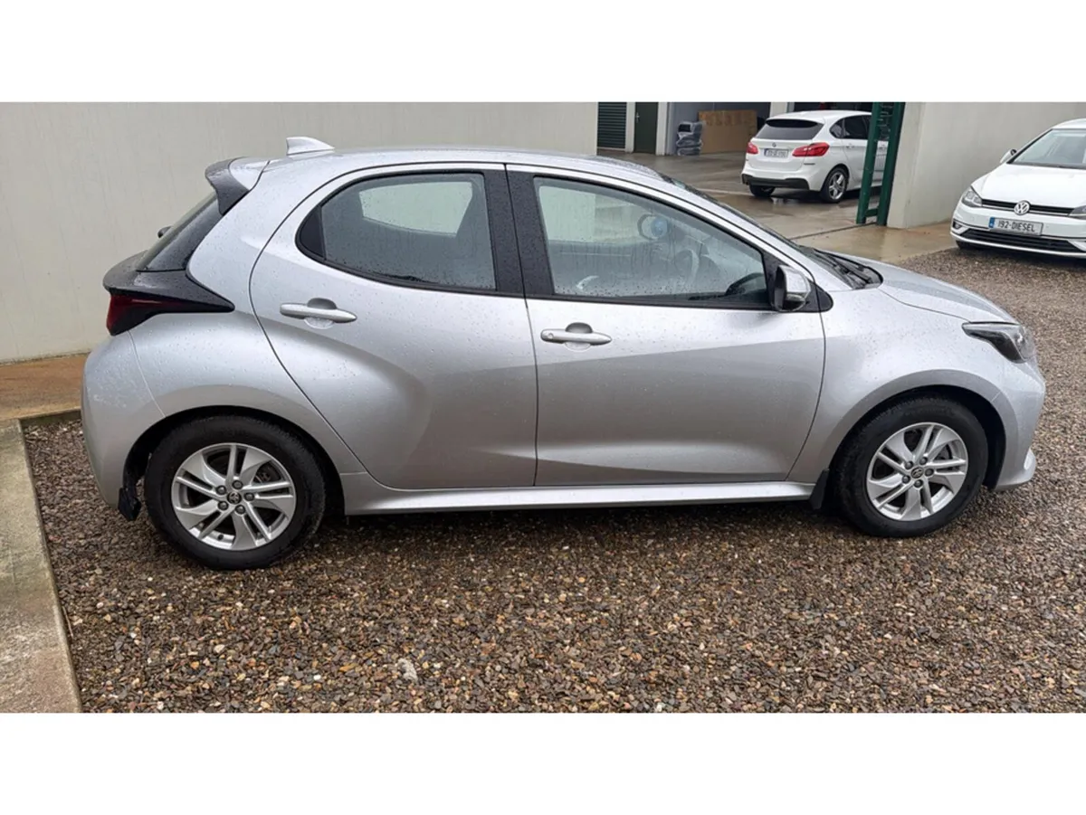Toyota Yaris 1.5 HYBRID LUNA 4DR AUTO - Image 4