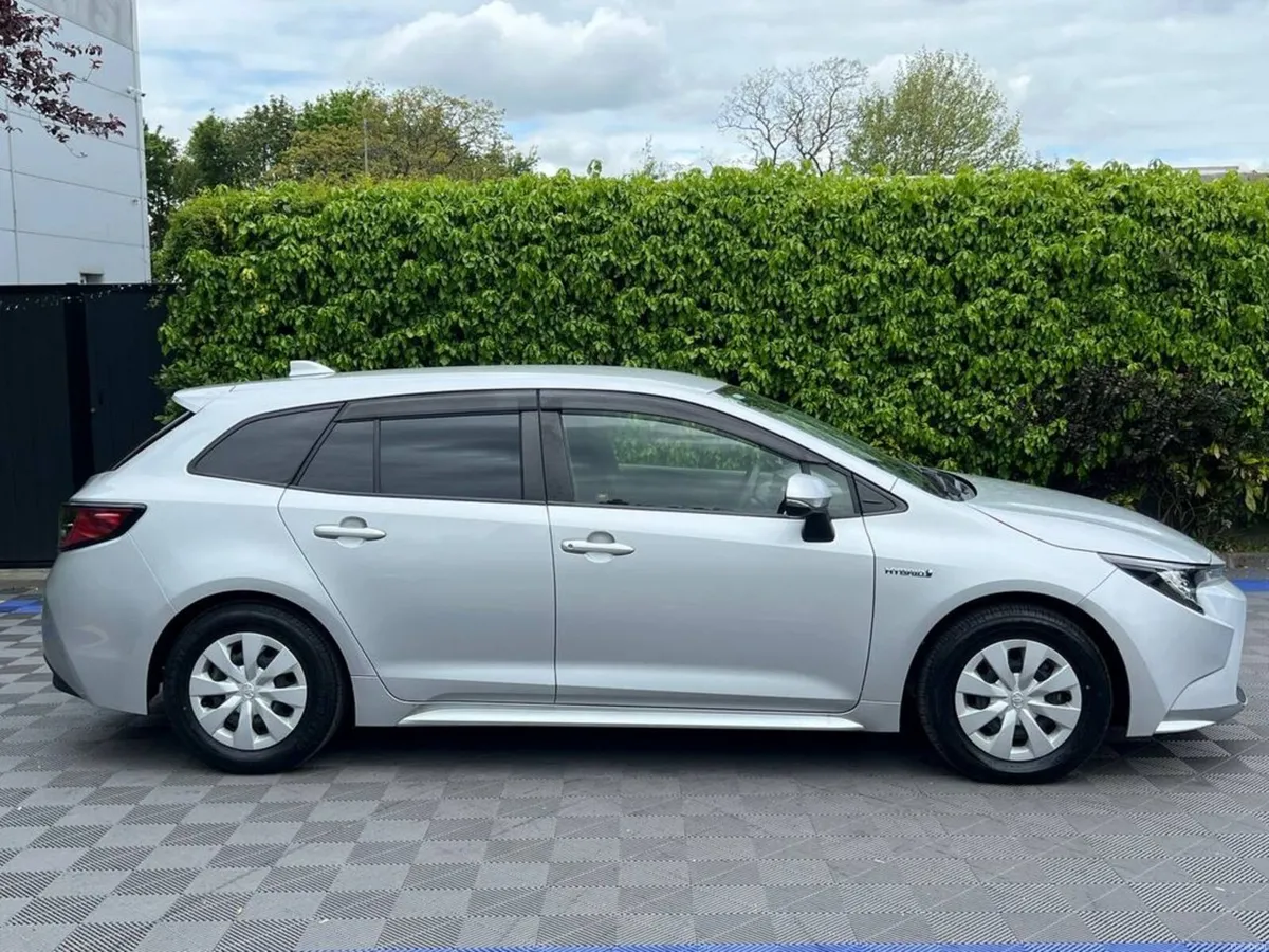 Toyota Corolla TOURING 1.8 HYBRID // REVERSE CAMER - Image 2