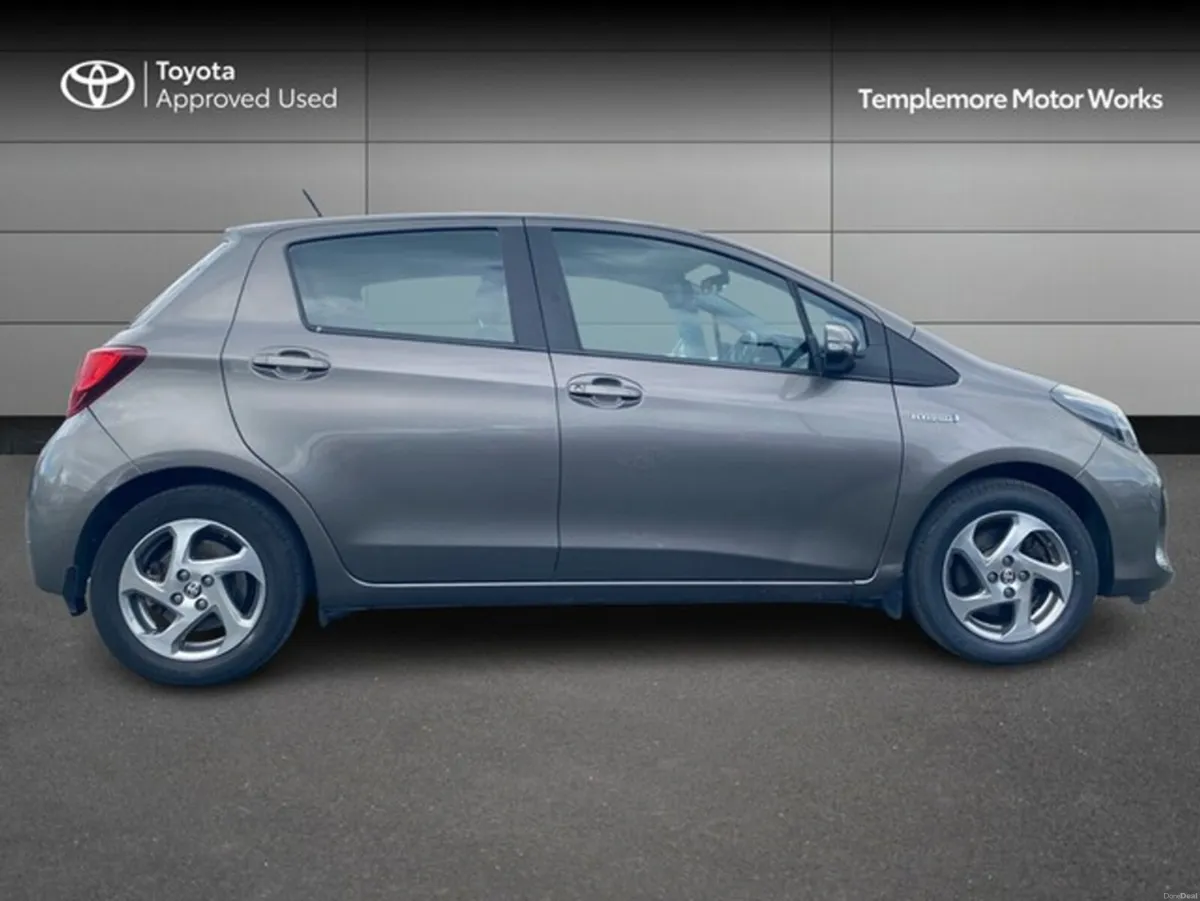 Toyota Yaris HYBRID LUXURY MC 4DR AUTO - Image 3