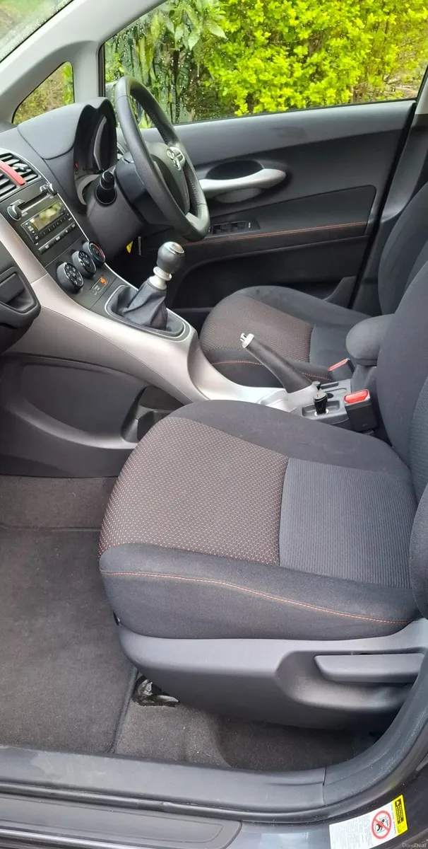 11 Toyota Auris  , FSH,   ONE Lady Owner - Image 3