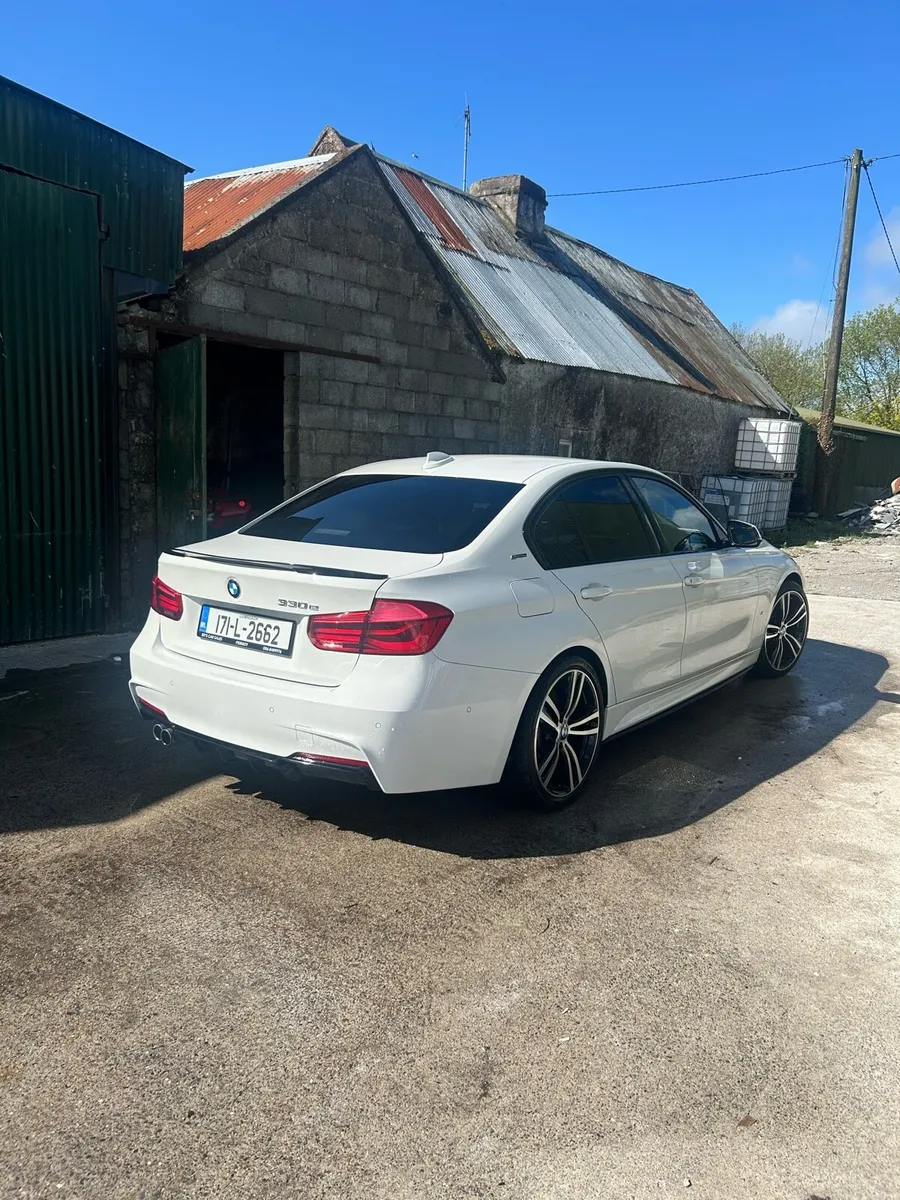 2017 BMW 330e petrol hybrid - Image 2
