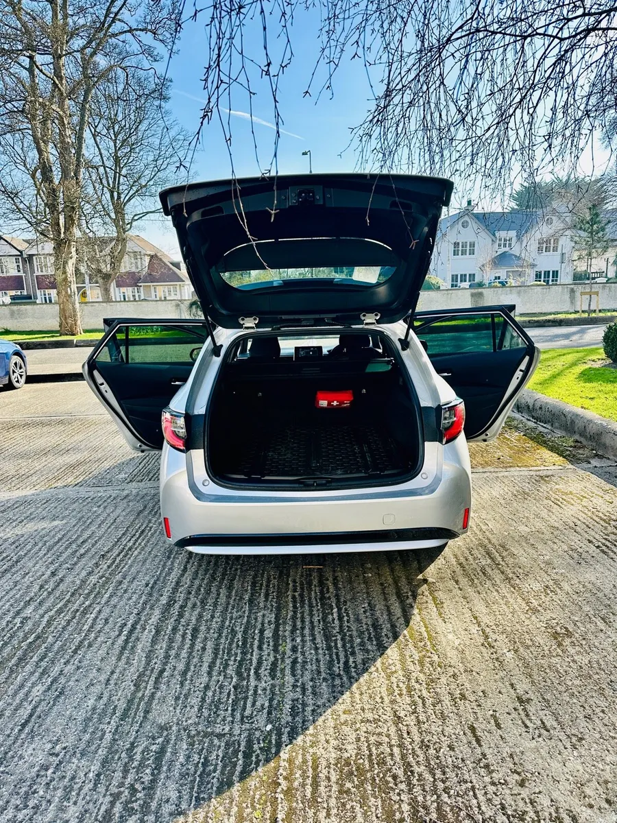 Toyota Corolla Estate Hybrid Touring sport - Image 2