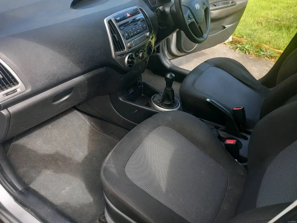 Hyundai i20 petrol 4 door.  142 reg. - Image 3