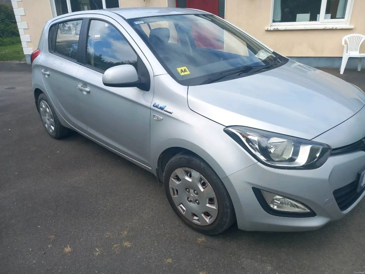 Hyundai i20 petrol 4 door.  142 reg. - Image 1