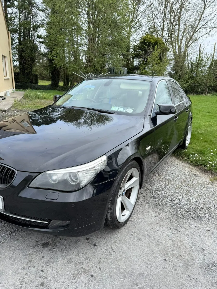 BMW 5-Series 2009 - Image 1