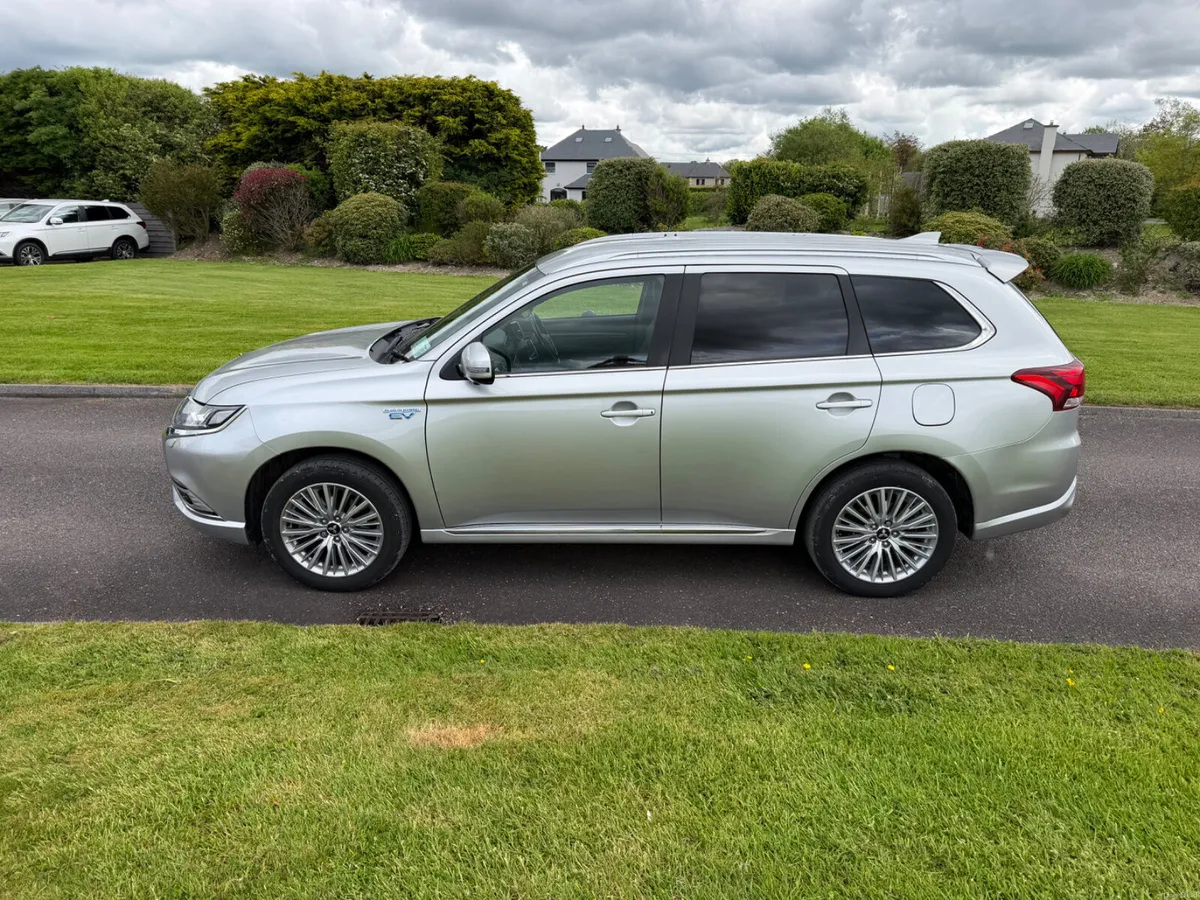 Mitsubishi Outlander 2019 PHEV - Image 2