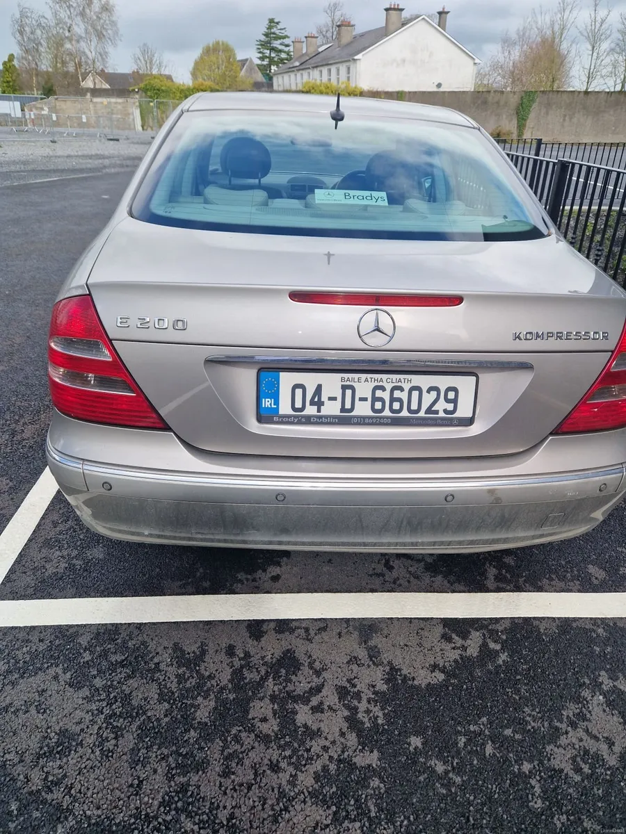 Mercedes-Benz E-Class 2004 - Image 4