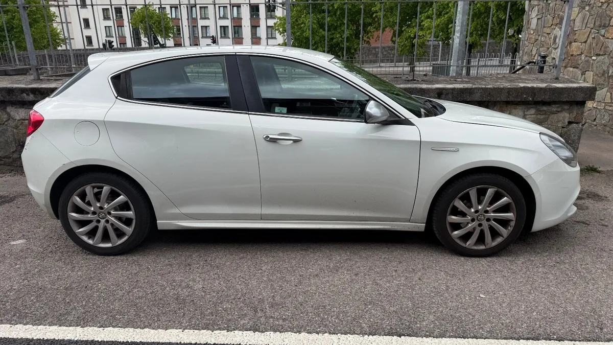 Alfa Romeo Giuletta 2011 1.4L Turbo Veloce - Image 1