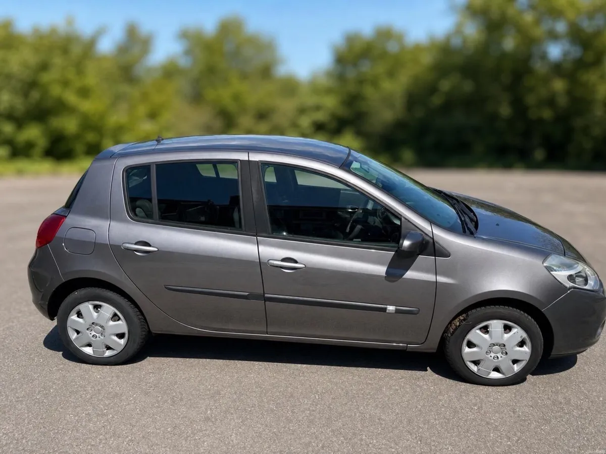 Renault Clio 2011 - Image 2