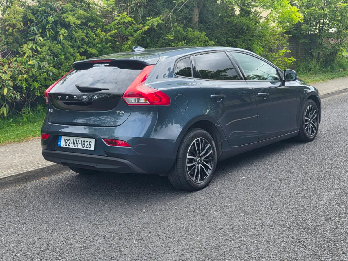 Volvo V40 2.0 T2 Momentum NAV+ 122BHP 5DR - Image 3
