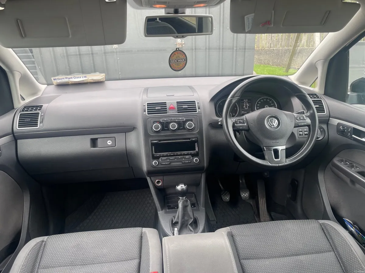 Volkswagen Touran 2011 - Image 2