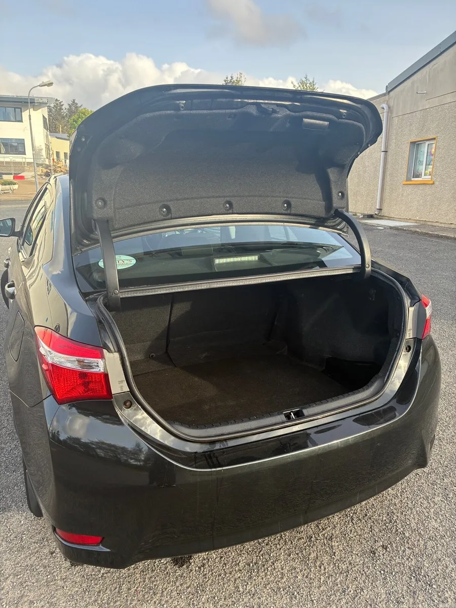 Toyota Corolla 1.4D Saloon - Image 4