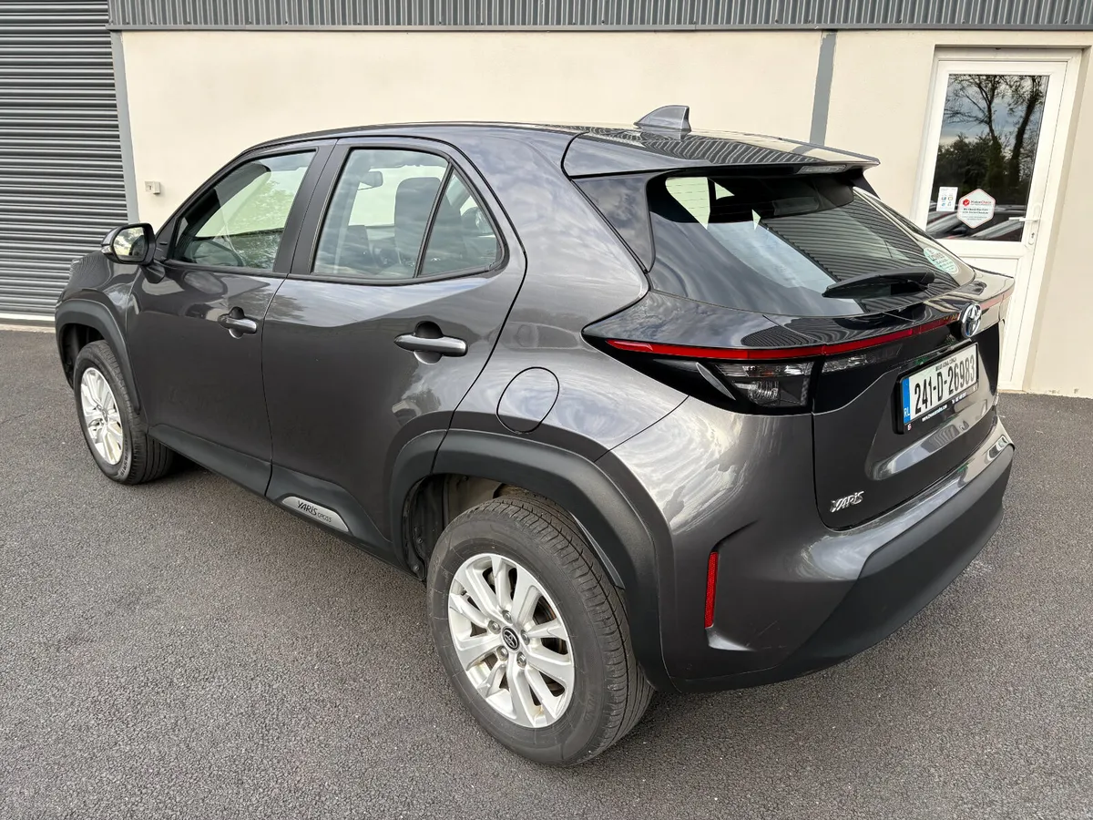 241 Toyota Yaris Cross 1.5 Hybrid Luna Auto - Image 3