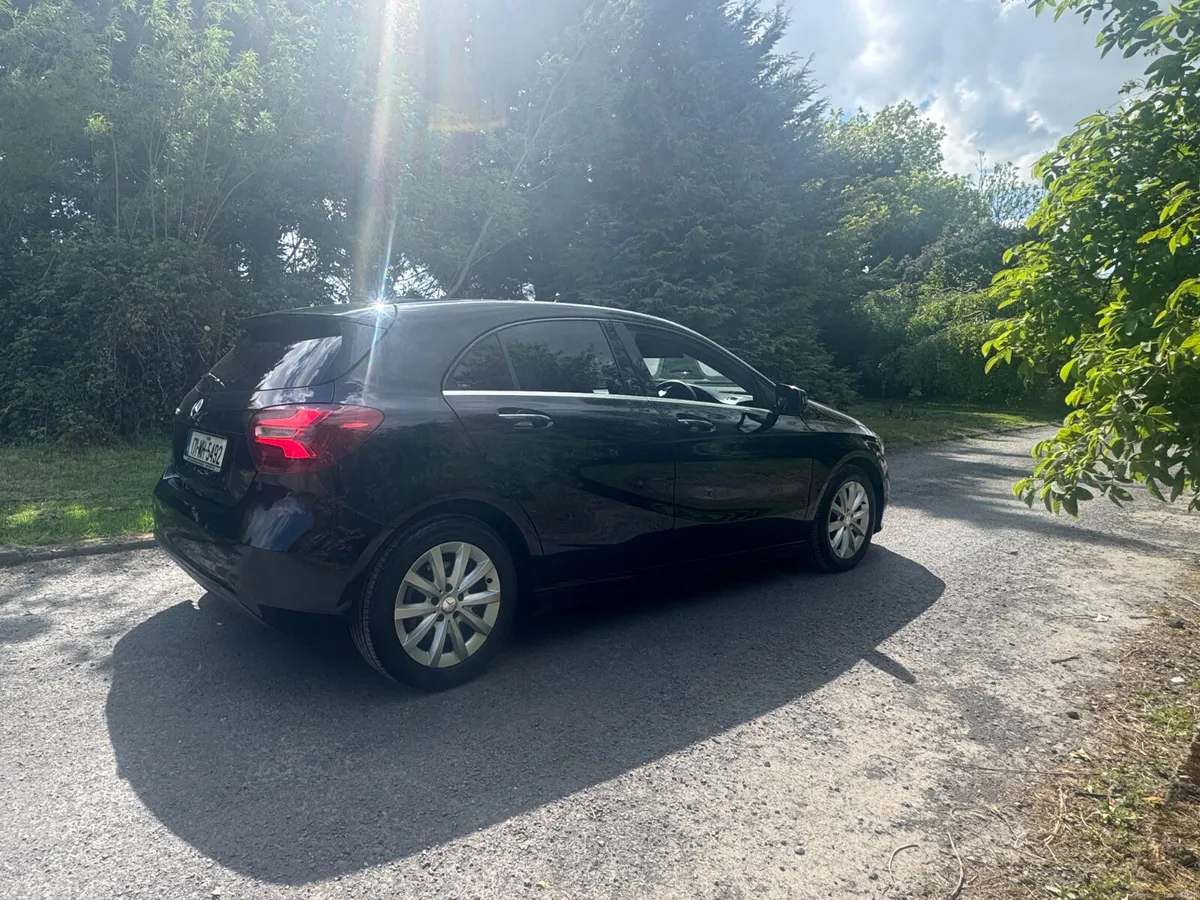 17 Mercedes-Benz A-Class 1.6 AUTOMATIC - Image 2