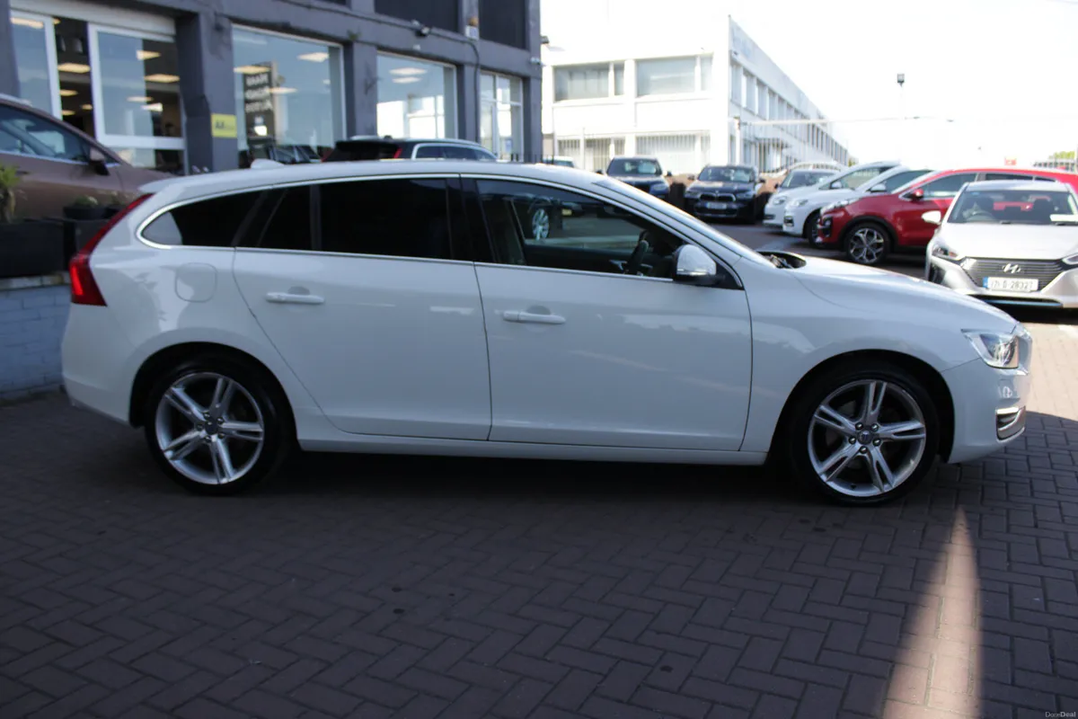 2018 VOLVO V60 - Image 3
