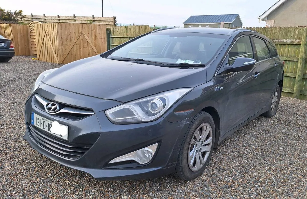 131 HYUNDAI i40 Estate read and look - Image 1