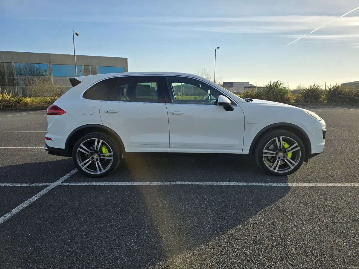 2016 Porsche Cayenne S E-Hybrid - Image 4