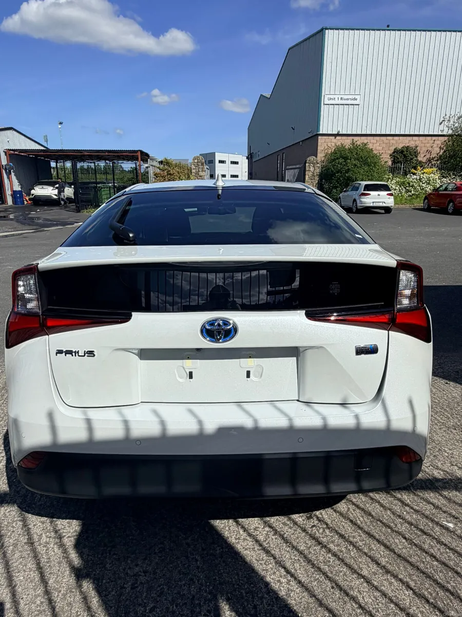 2022 Toyota Prius White - Image 2