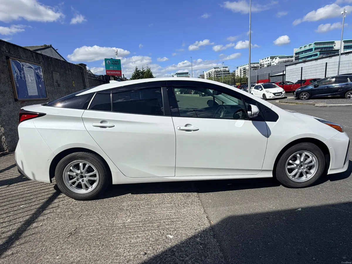 2022 Toyota Prius White - Image 6