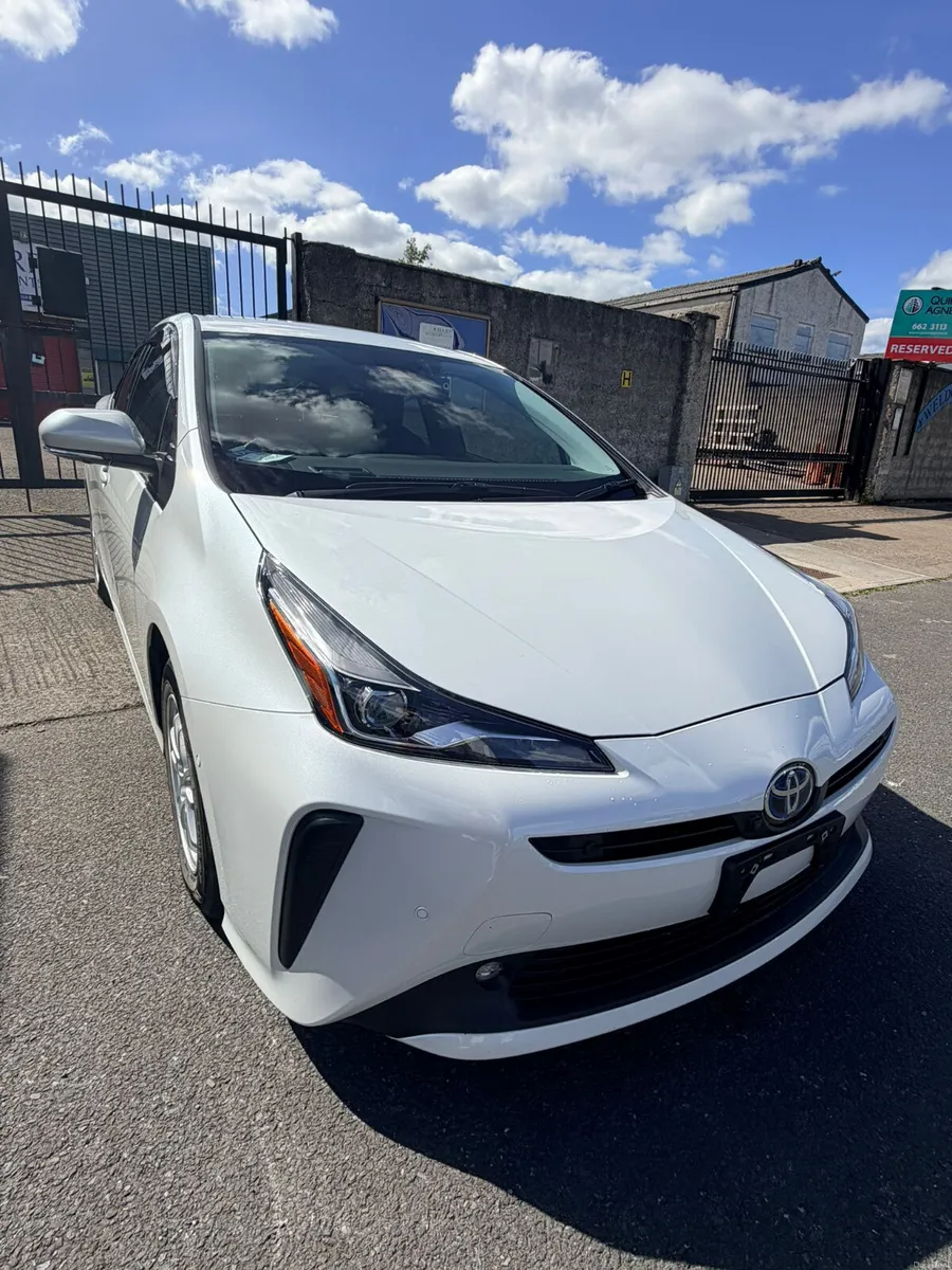 2022 Toyota Prius White - Image 3
