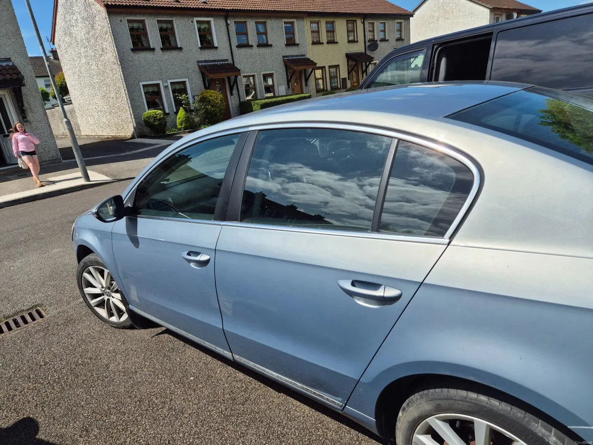 Volkswagen Passat 2012 - Image 2